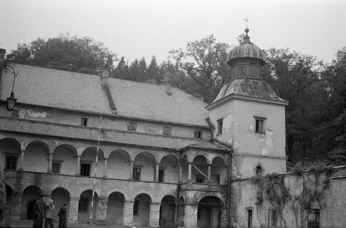 zamek Komorowskich - dziedziniec i krużganki, skan 1