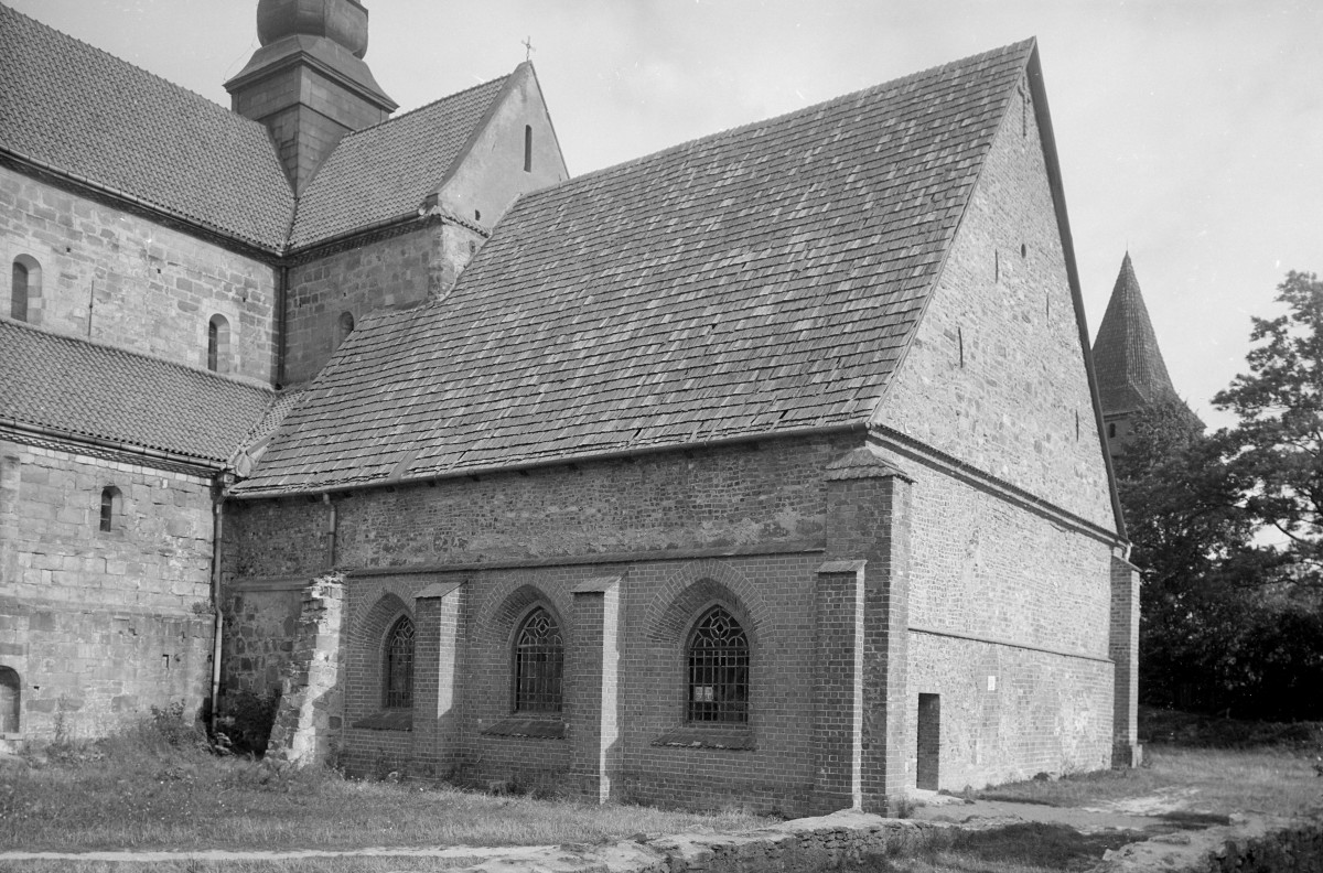 opactwo cysterskie - kapitularz od zachodu, skan 1