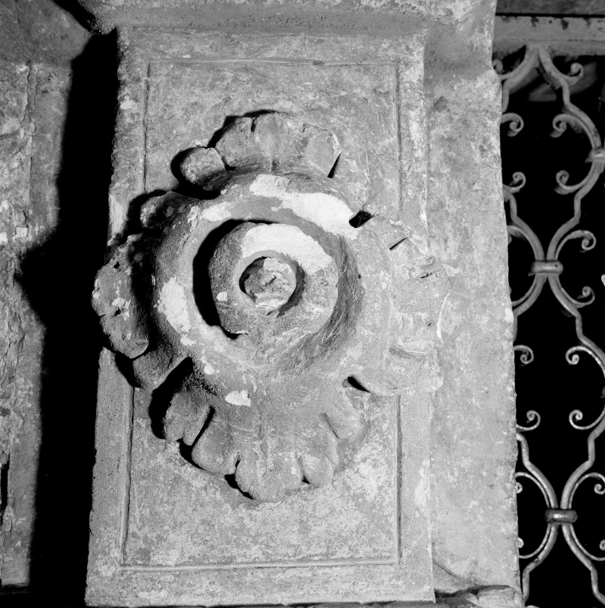 kościół pw. św. Mikołaja - Kaplica Firlejów - wnętrze - arkada wejściowa z bramą - rozeta w prawej dolnej części, skan 1