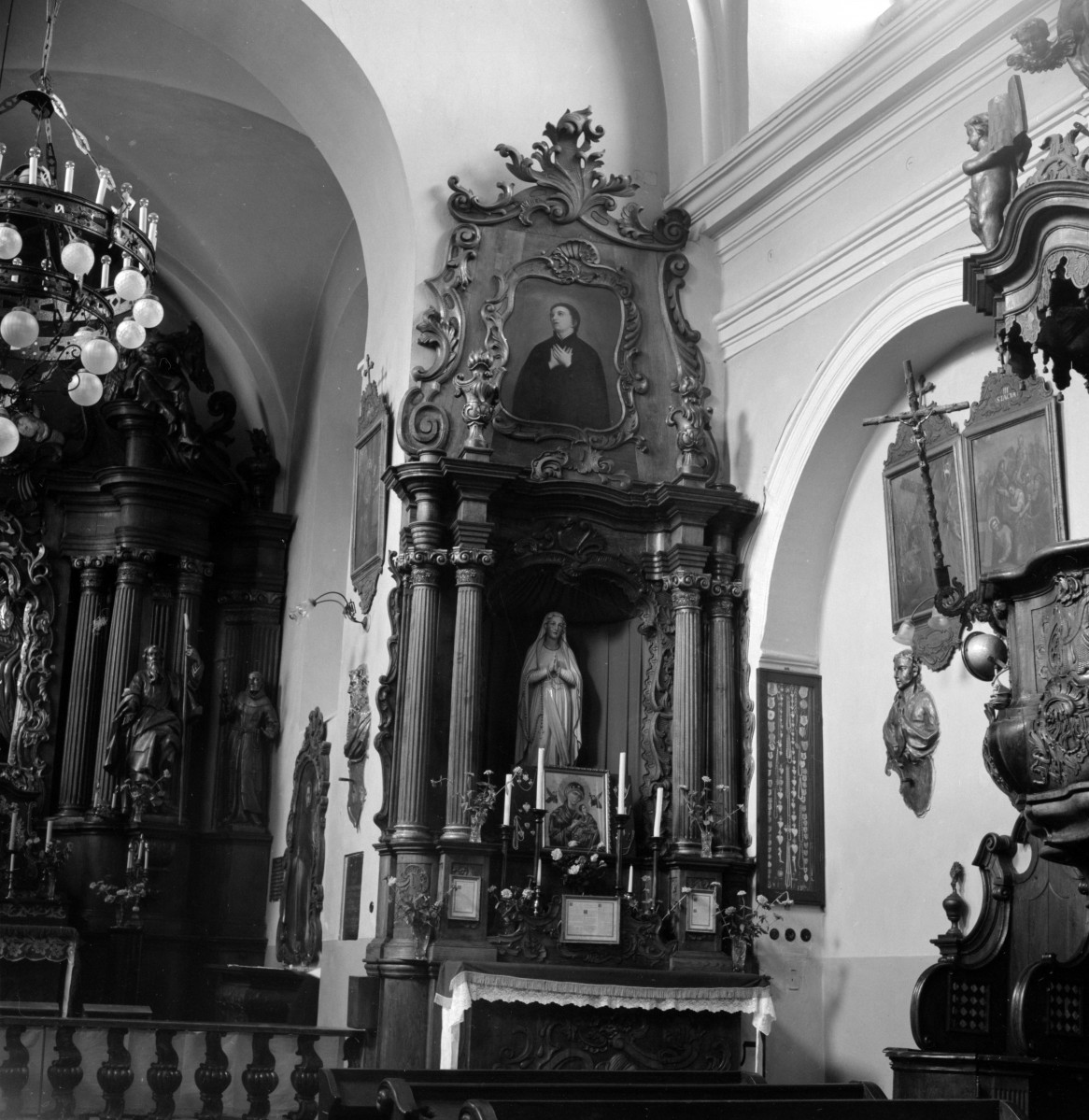 kościół św. Józefa i św. Piotra - wnętrze, ołtarz boczny przy tęczy, skan 1