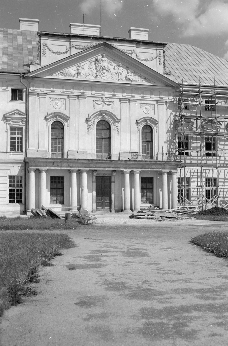 pałac - elewacja frontowa, ryzalit środkowy, skan 1