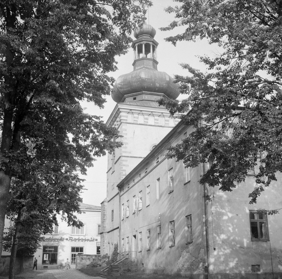 plebania i dzwonnica przy kościele farnym pw. Świętej Trójcy - elewacja, skan 1