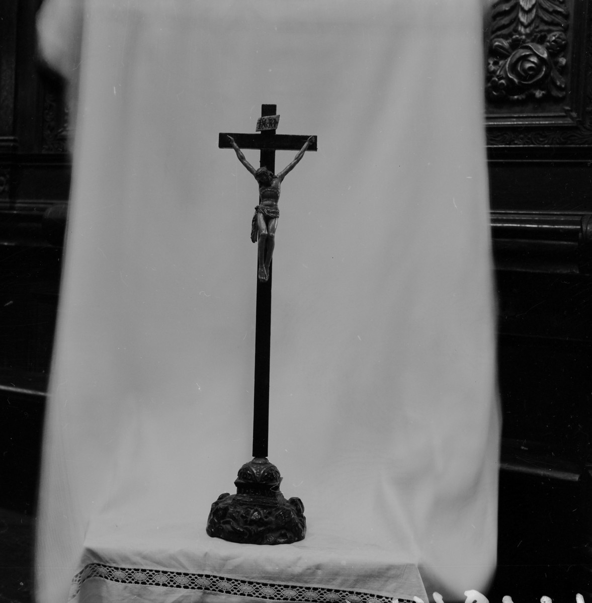 Bazyliki Wniebowzięcia NMP - wnętrze: krzyż ołtarzowy z 2 połowy XVIII wieku, skan 1