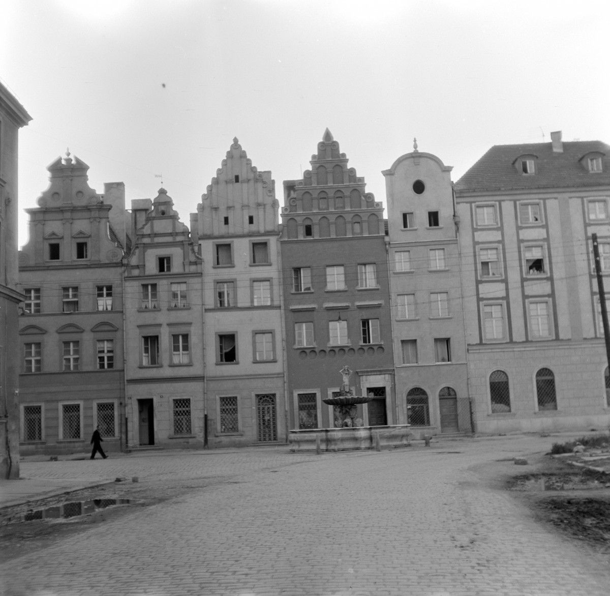 stare miasto - elewacje frontowe kamienic, skan 1
