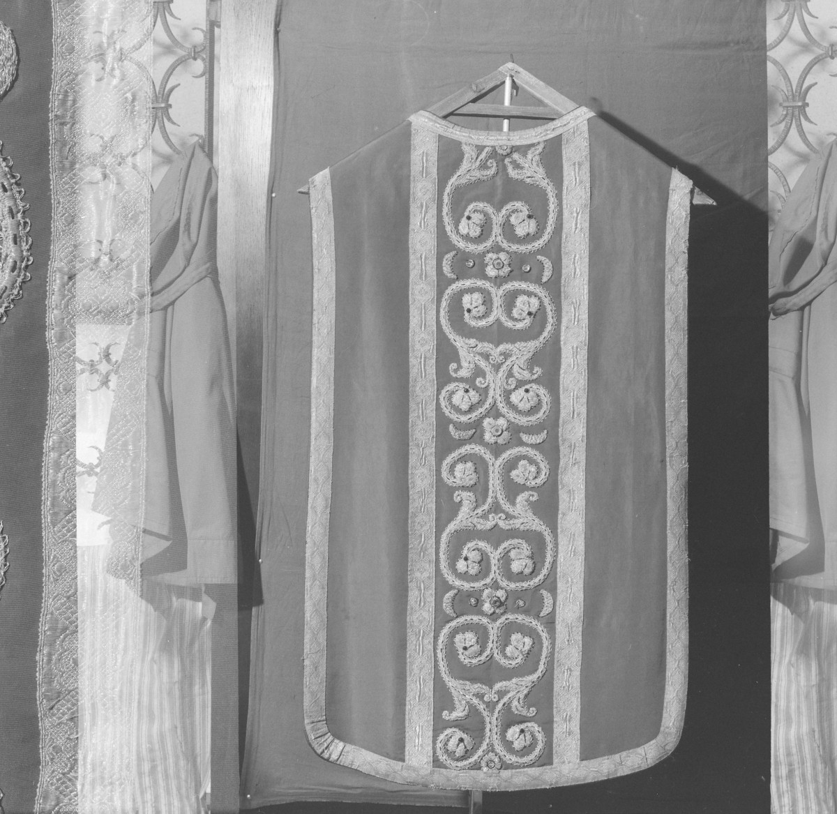 Skarbiec Katedralny -Ornat z haftem Polskim. Całość, tył., skan 1