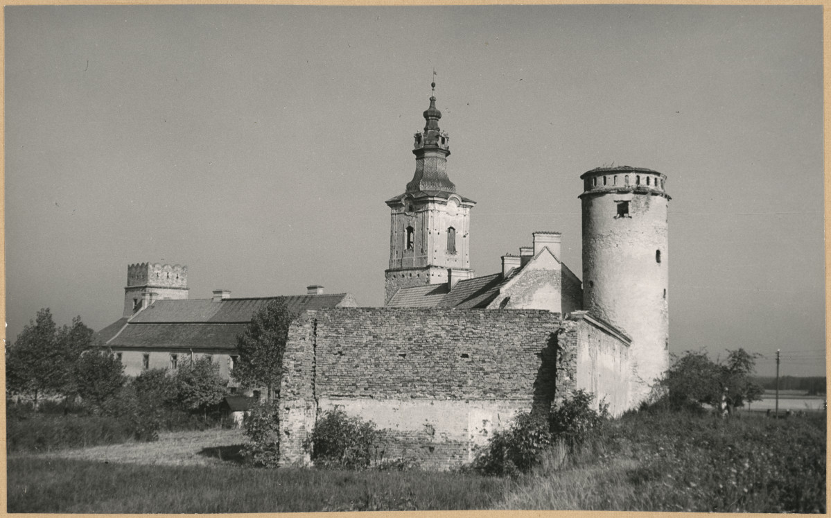 Zespół opactwa cystersów - widok od płd. na wieże -  Krakowską,  Muzyczną i Attykową oraz  przyległe budynki gospodarcze, skan 1