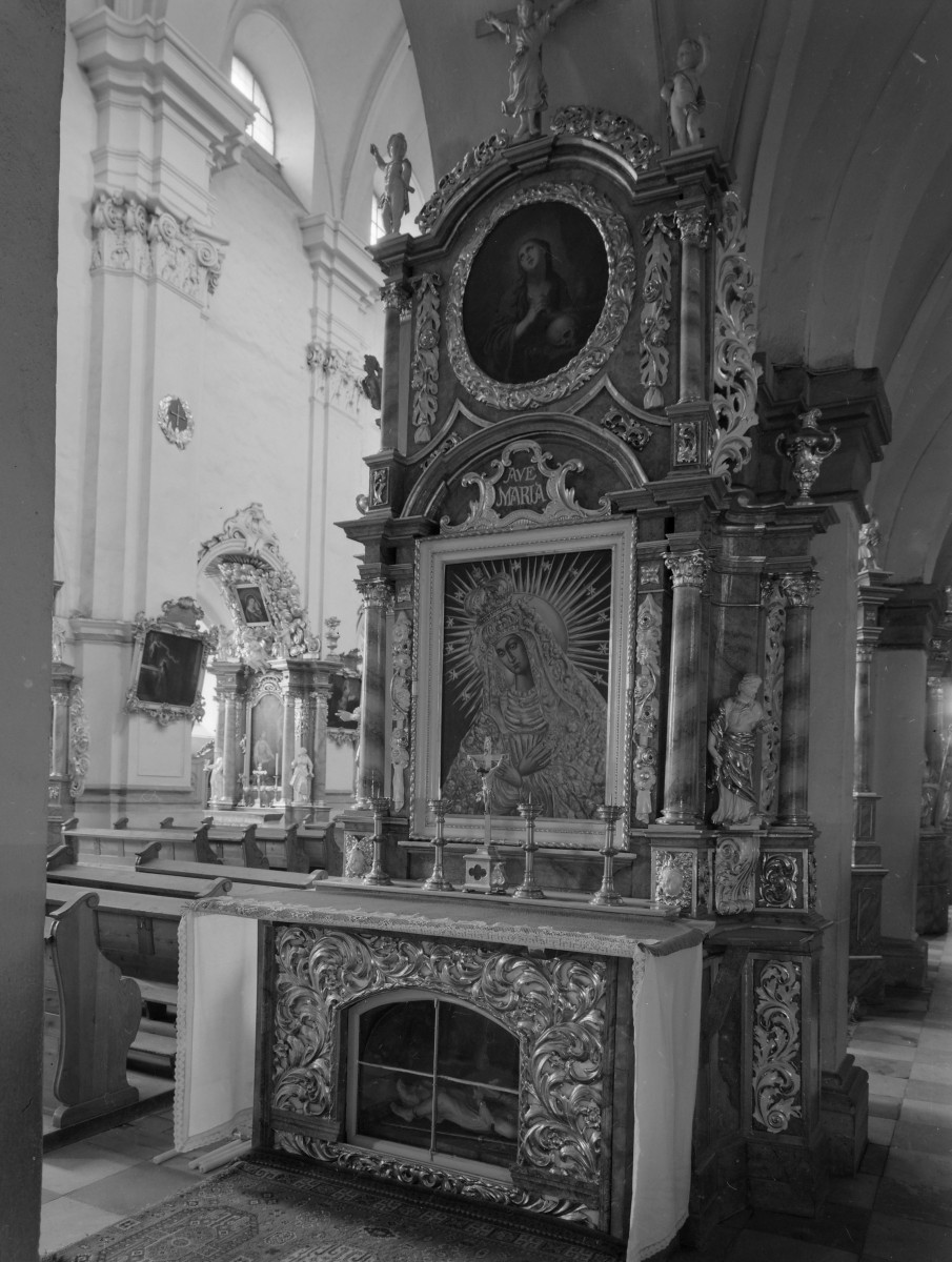 sanktuarium św. Jadwigi Śląskiej - kościół: barokowy ołtarz św. Matki Boskiej, skan 1