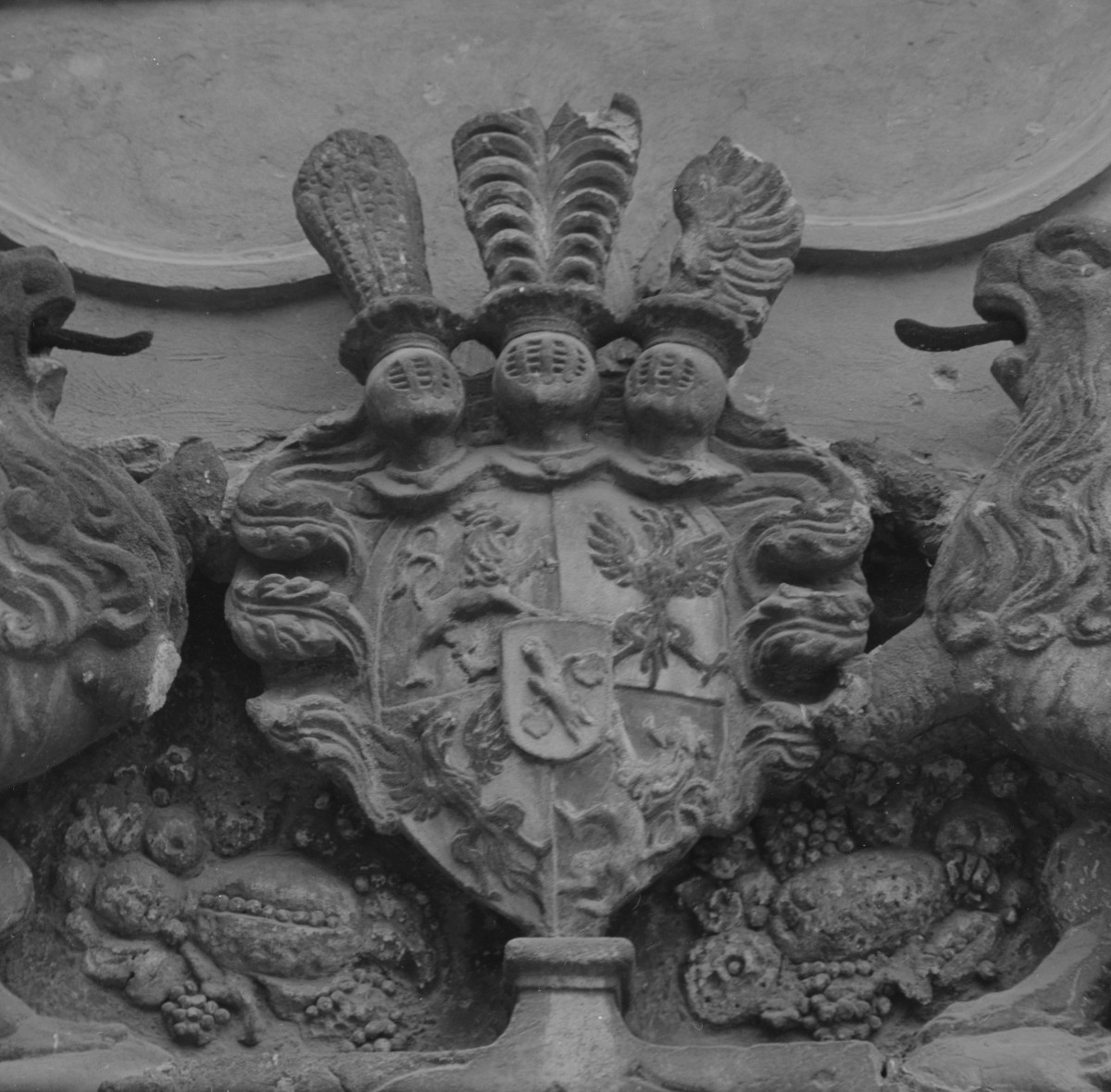 zamek Oppersdorffów - zamek górny - dziedziniec - elewacja południowa - portal - fragment z kartuszem herbowym, skan 1