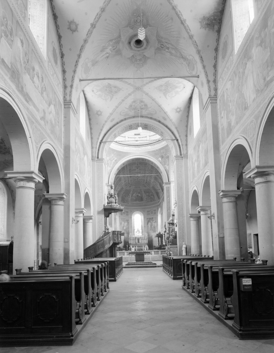 kościół pw. Wniebowzięcia Najświętszej Maryi Panny i św. Zygmunta - wnętrze - nawa główna- prezbiterium - ołtarz, skan 1