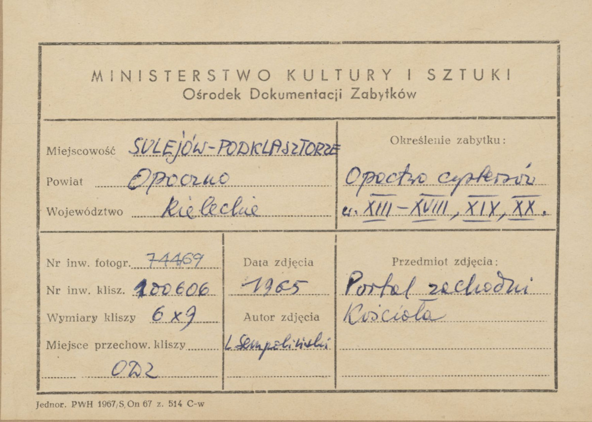 Zespół opactwa cystersów - fragment fasady kościoła, widok na portal - metryczka, skan 1
