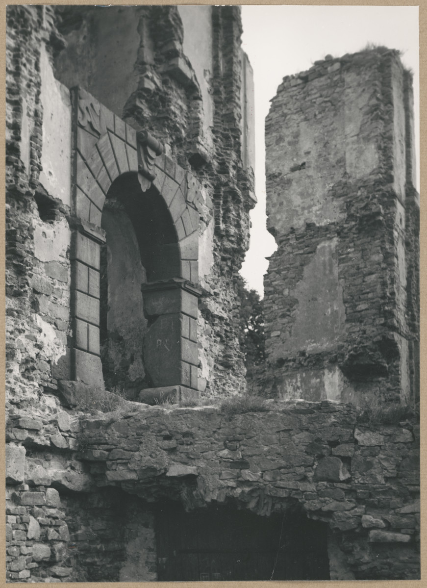 Ruiny zamku biskupów krakowskich - fragment , widok na bramę, skan 1