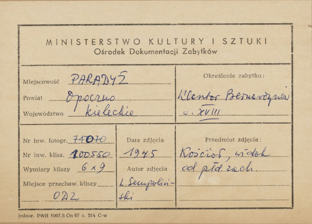 Zespół klasztorny - widok na kościół od strony płd. - zach. - metryczka
 , skan 1