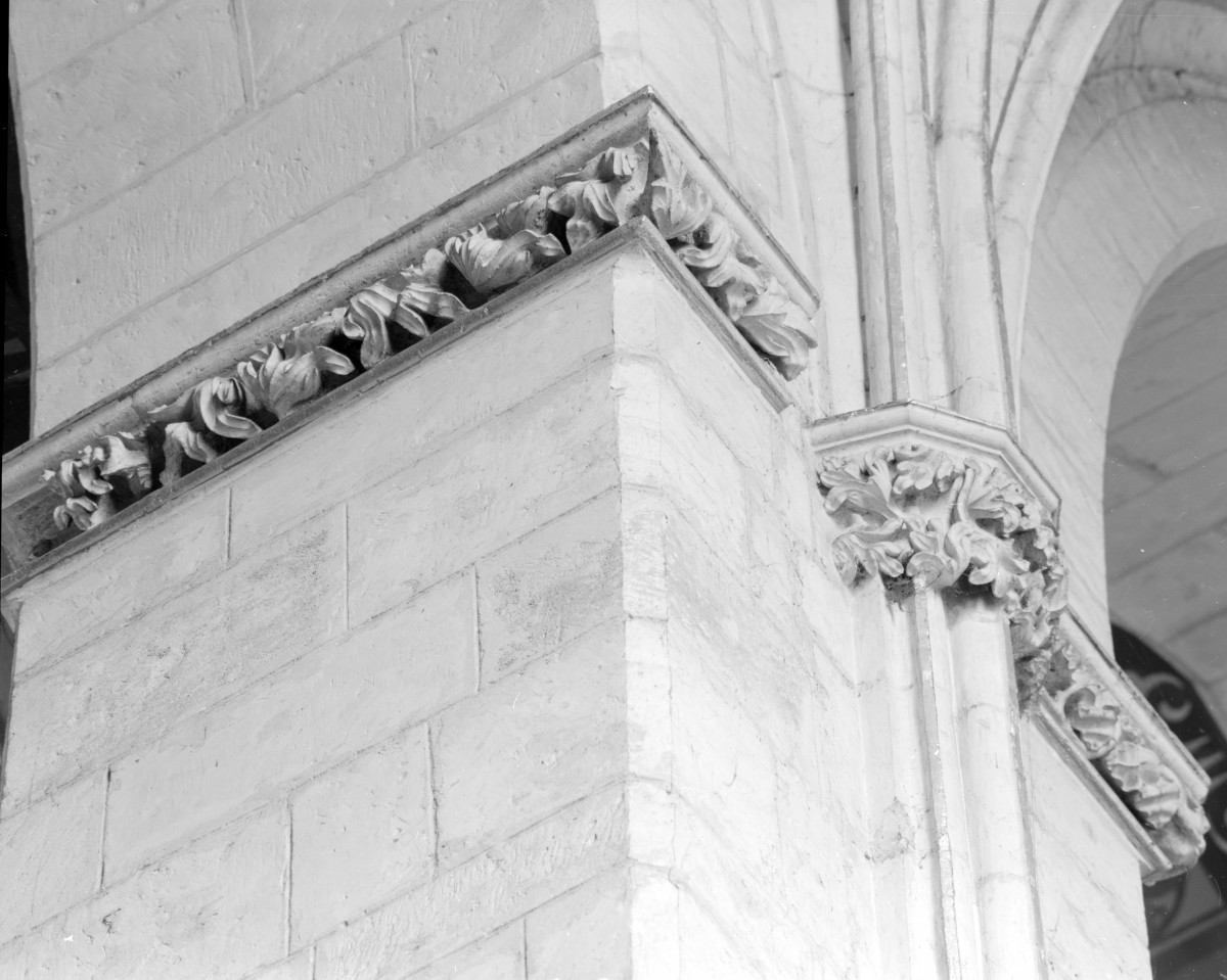 kościół katedralny pw. Narodzenia Najświętszej Marii Panny - wnętrze: gzyms filaru międzynawowego, skan 1