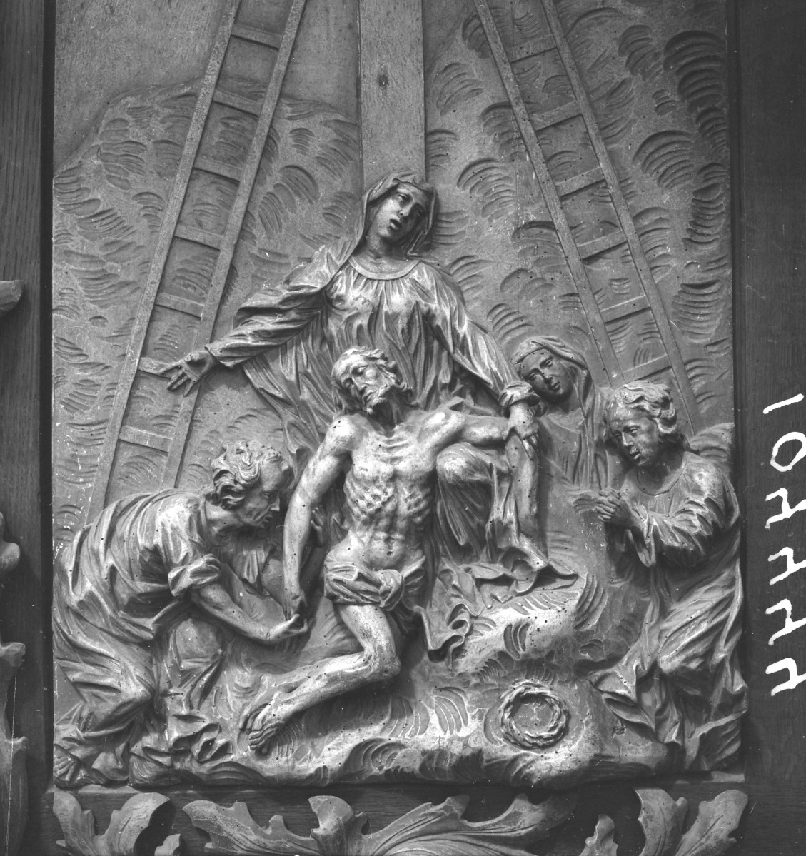 opactwo Cystersów - kościół pw. Wniebowzięcia Najświętszej Maryii Panny i św. Jana Chrzciciela - wnętrze - prezbiterium - stalle - zaplecek - fragment, skan 1