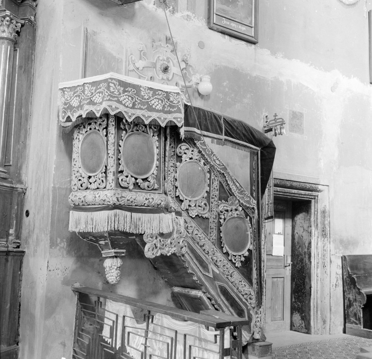 sanktuarium Matki Bożej Królowej - wnętrze, barokowa ambona, skan 1