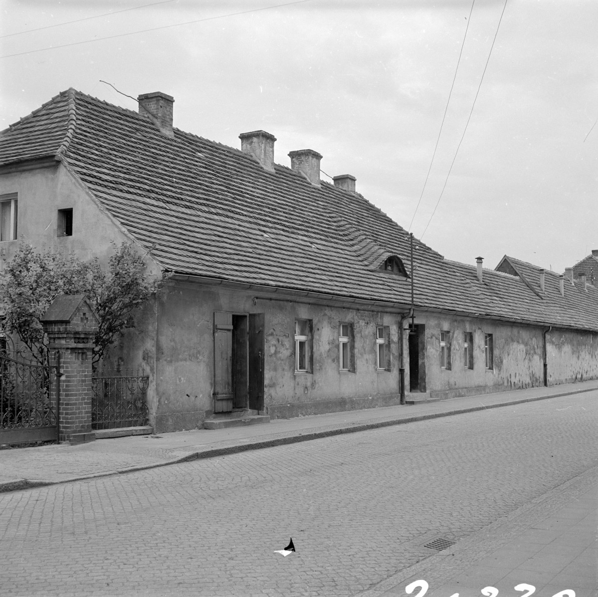 kamienica ul. Arciszewskiego - elewacja frontowa, skan 1