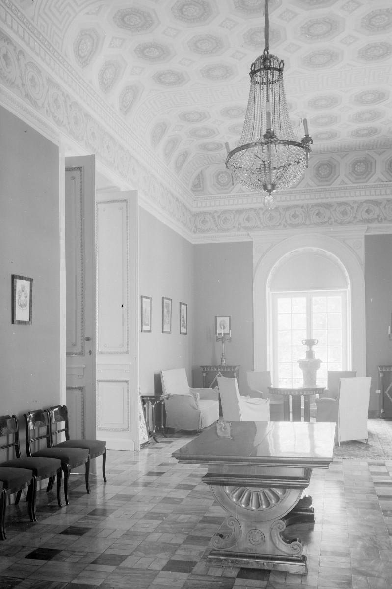 Pałac - wnętrze: Sala Pompejska. Empirowa dekoracja, sufit malowany w kasetony, fryz z wici roslinnej., skan 1