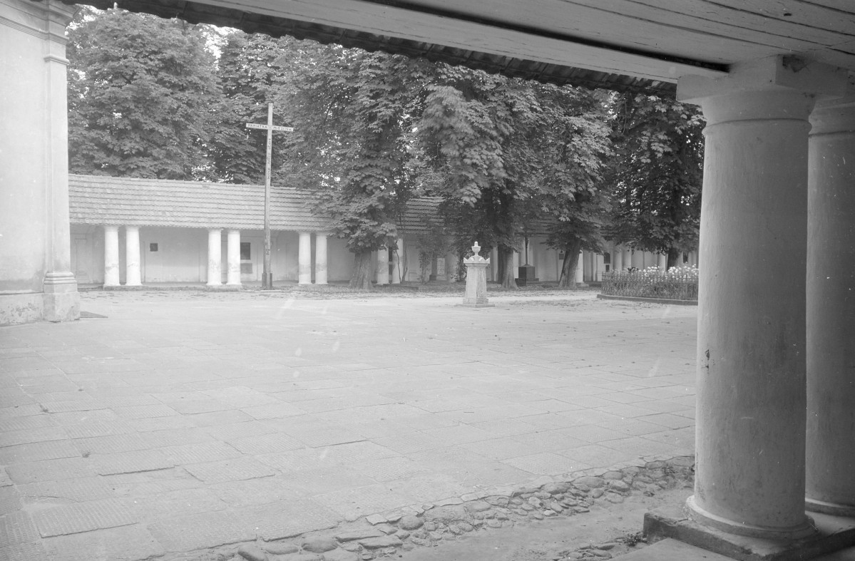 zespół klasztorny Bernardynów, krużganki - widok ogólny, skan 1