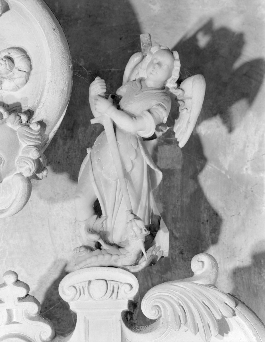 kościół pw. św. Mikołaja - Kaplica Firlejów - wnętrze - ołtarz - figura arch. Michała nad prawym polem bocznym - rzeźba, skan 1