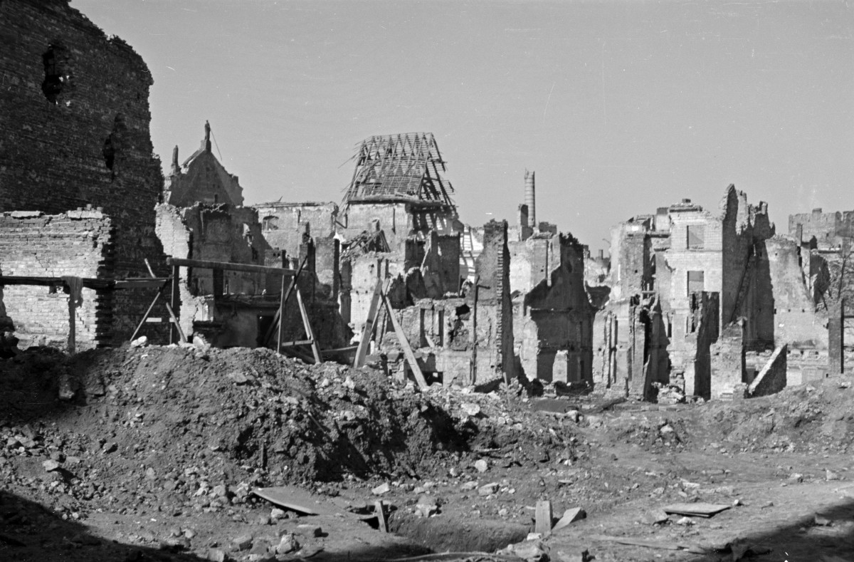 Ruiny zabudowy miejskiej. W oddali kościół Dominikanów., skan 1