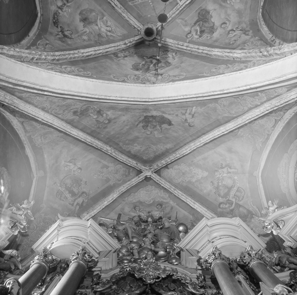 klasztor ss. Mniszek Benedyktynek - kościół pw. Najświętszej Maryi Panny i św. Wojciecha - wnętrze - prezbiterium - polichromia sklepienia, skan 1