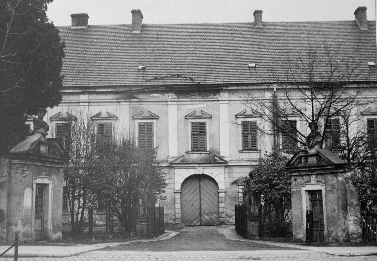 zespół zamkowo - pałacowy - skrzydło wschodnie - elewacja zewnętrzna - fragment z portalem, skan 1