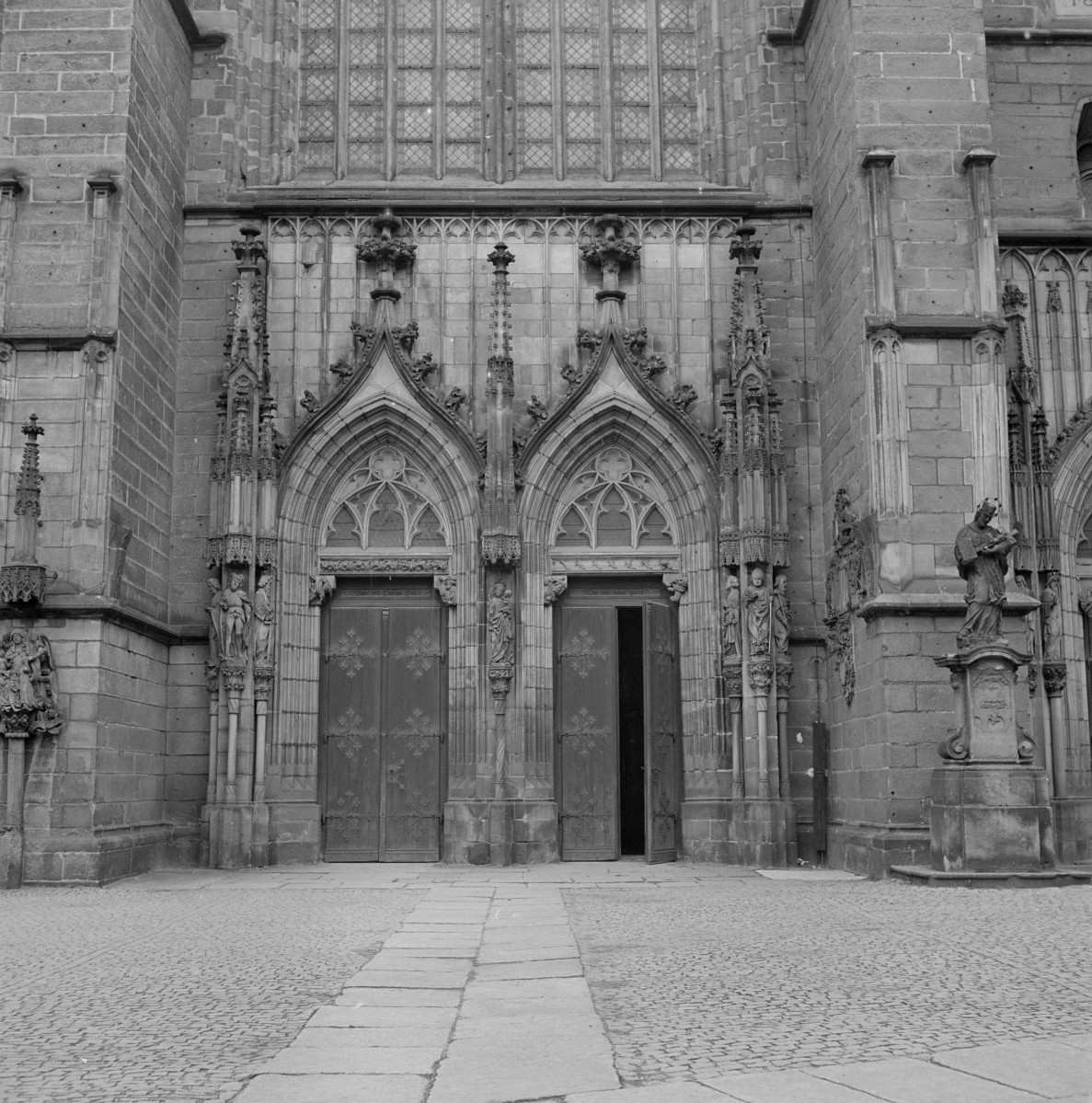 Katedra św. Stanisława i św. Wacława - portal gotycki, skan 1