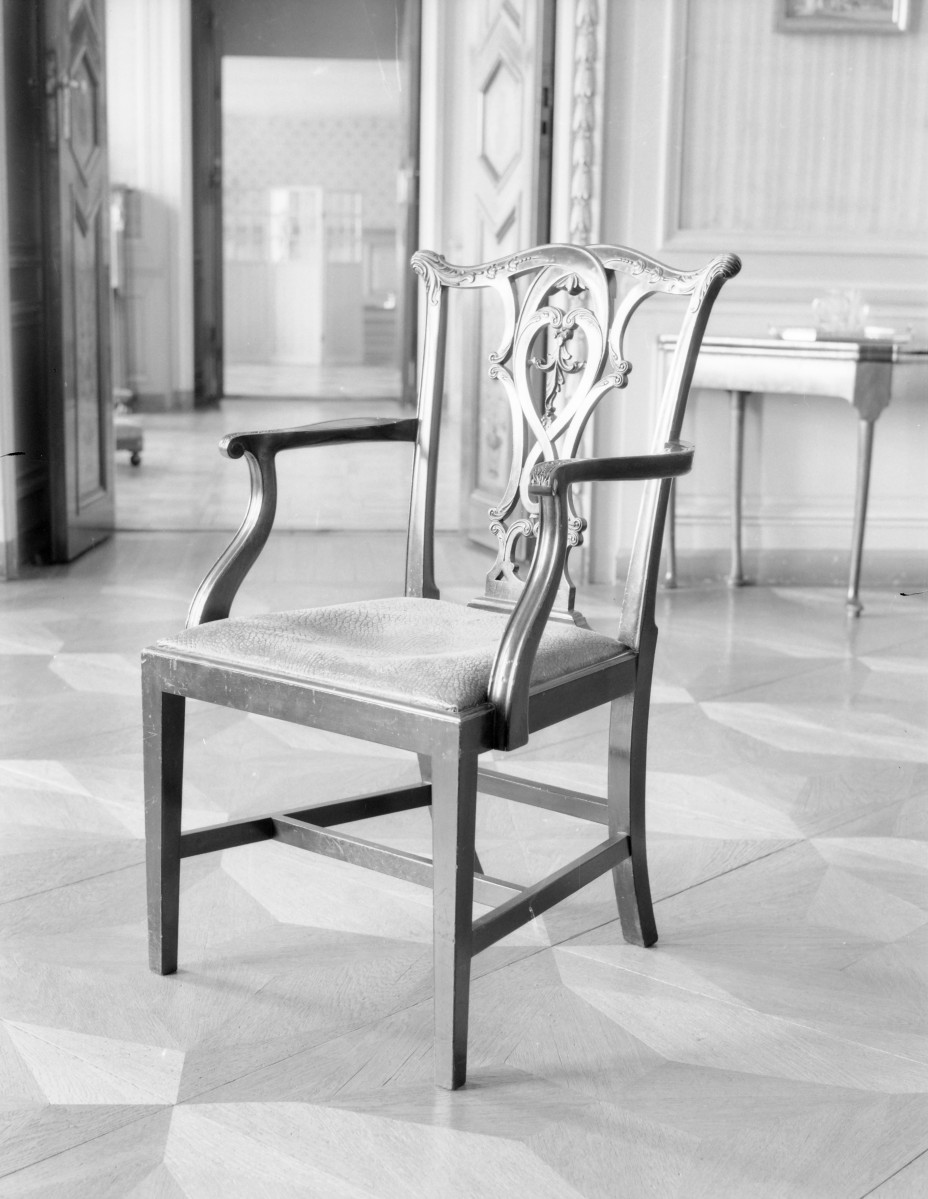 zamek magnacki Lubomirskich i Potockich - wnętrze - piętro I - Salon Paradny - fotel, skan 1