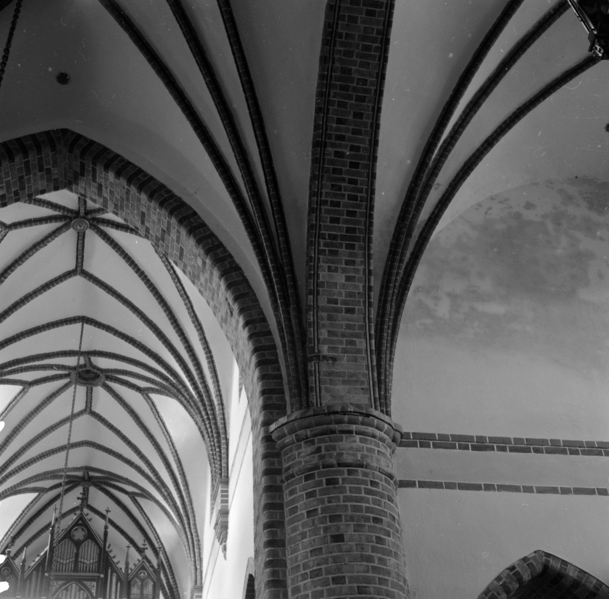 kościół parafialny pw. św. Jakuba Apostoła - wnętrze: filar, skan 1