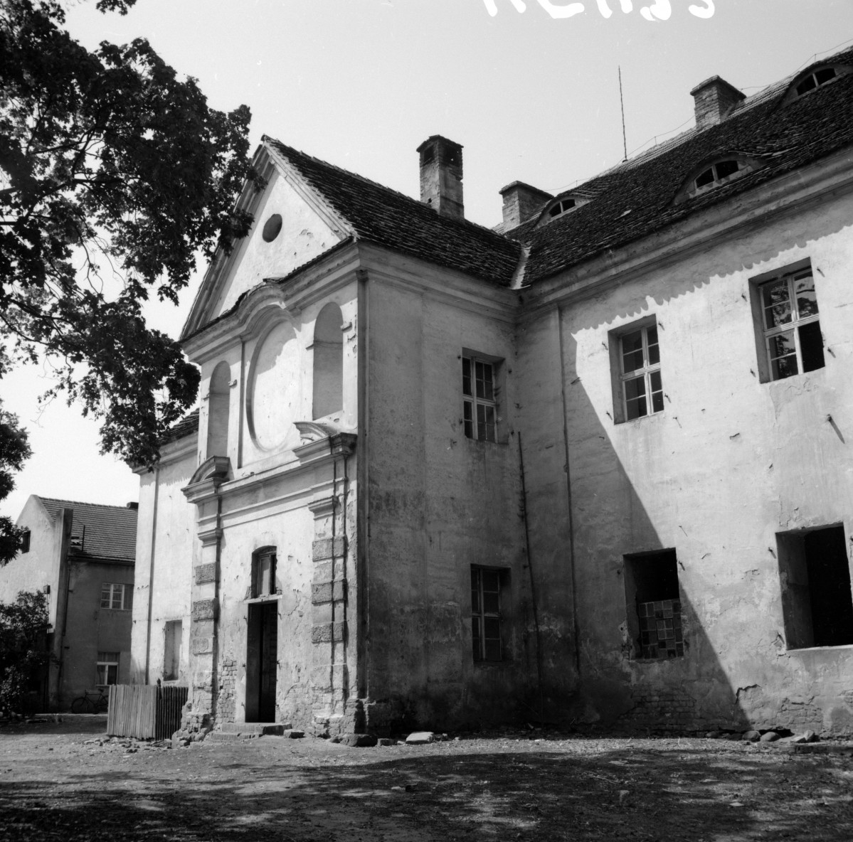 zespół pałacowy - pałac, fragment elewacji frontowej, skan 1