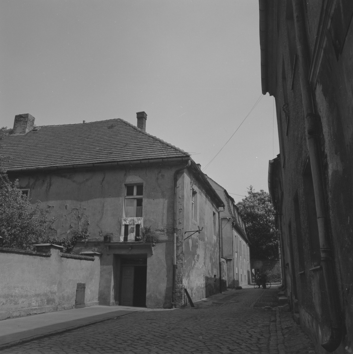 klasztor Franciszkanów - elewacja - fragment zabudowy ulicy Klasztornej, skan 1