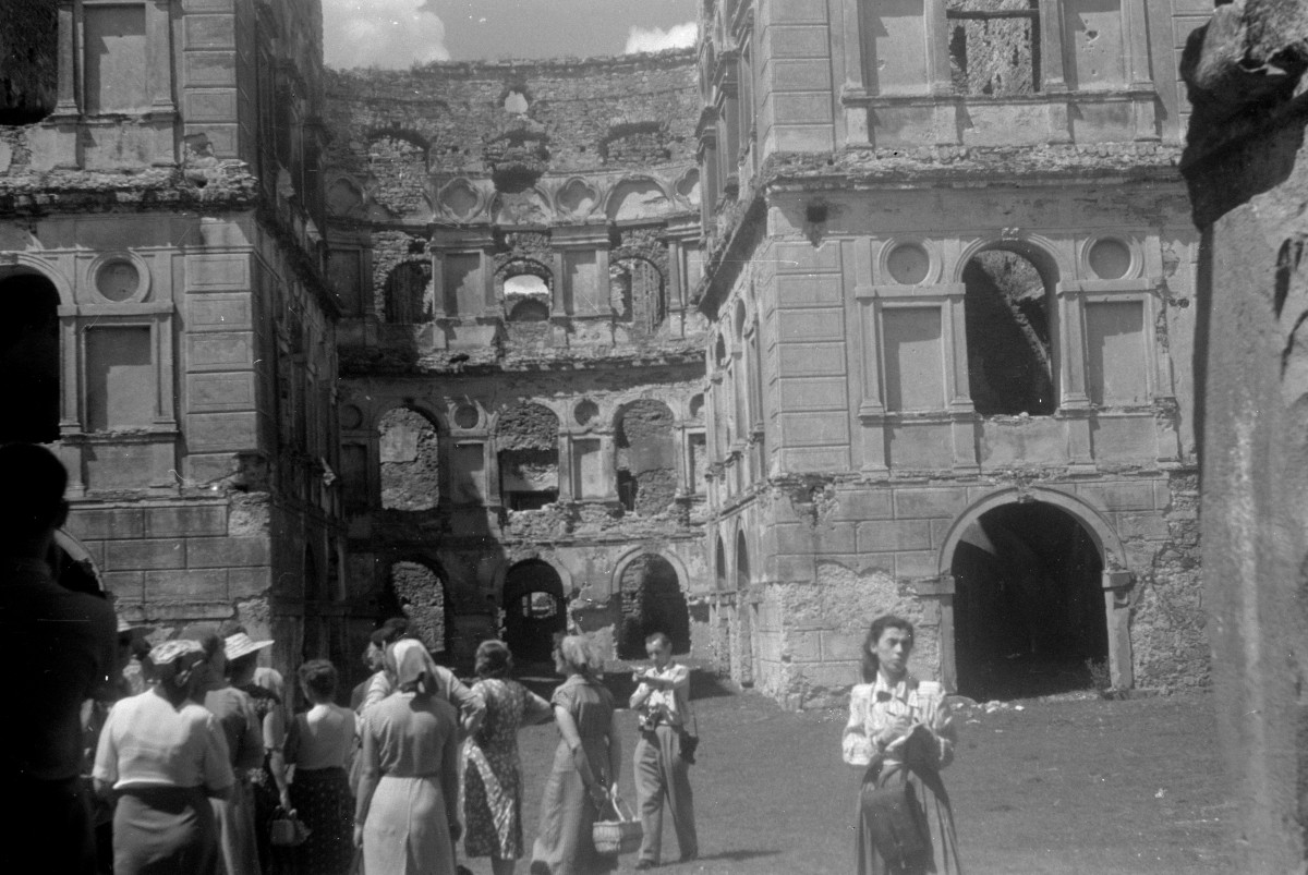 zamek Krzyżtopór, widok na dziedziniec i ruiny, skan 1