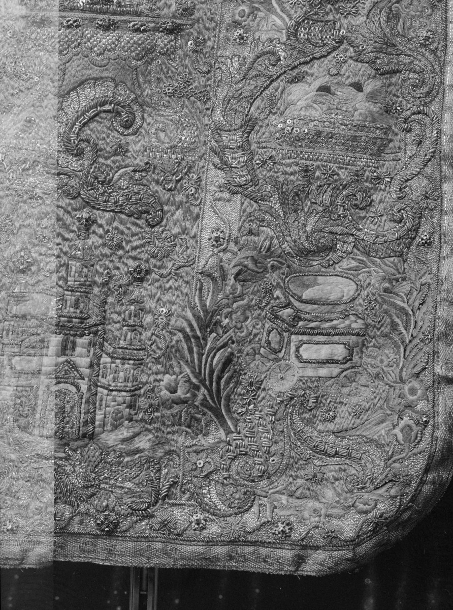 Skarbiec Katedralny - Ornat bp. Górskiego. Fragment tyłu. Detale. , skan 1