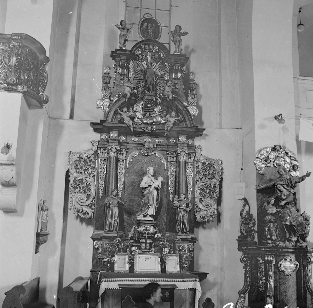 kościół ewangelicki, ob. rzymskokatolicki parafialny pw. św. Michała - wnętrze: ołtarz boczny, skan 1