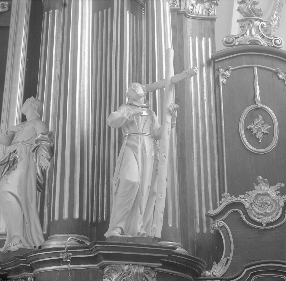 kościół, ob. parafialny pw. św. Bonawentury - wnętrze: rzeźba św. Jana od krzyża w ołtarzu głównym, skan 1