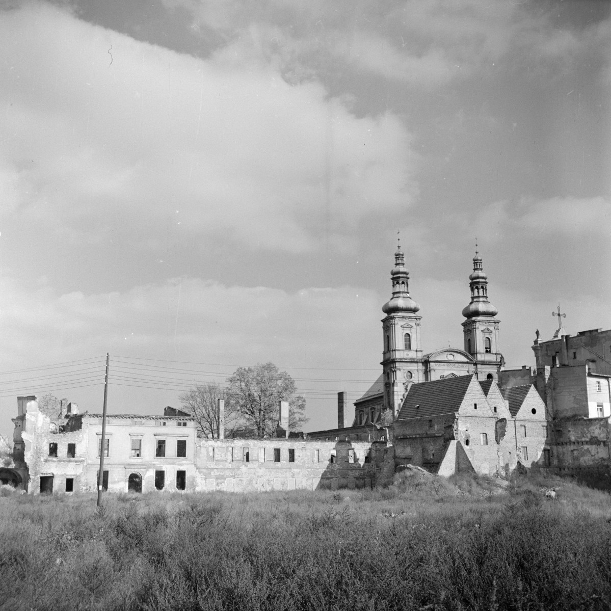 kościół Wniebowzięcia Najświętszej Marii Panny - widok od strony rynku, skan 1