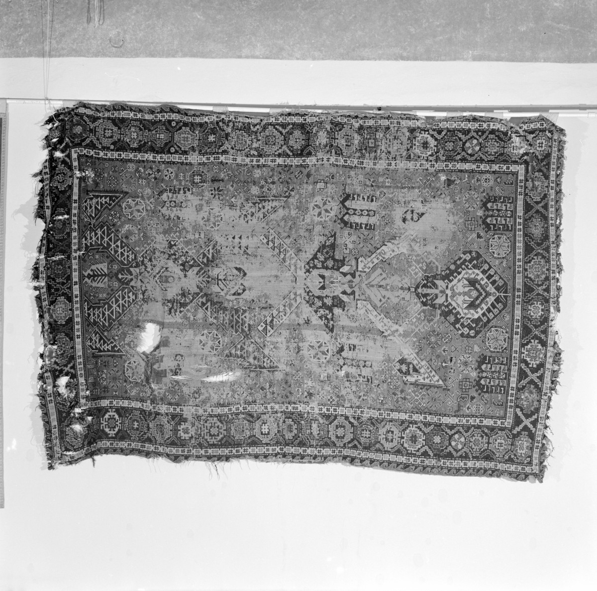Muzeum Narodowe - Kobierzec. Kaukaz. Zniszczenia, widok na całość., skan 1