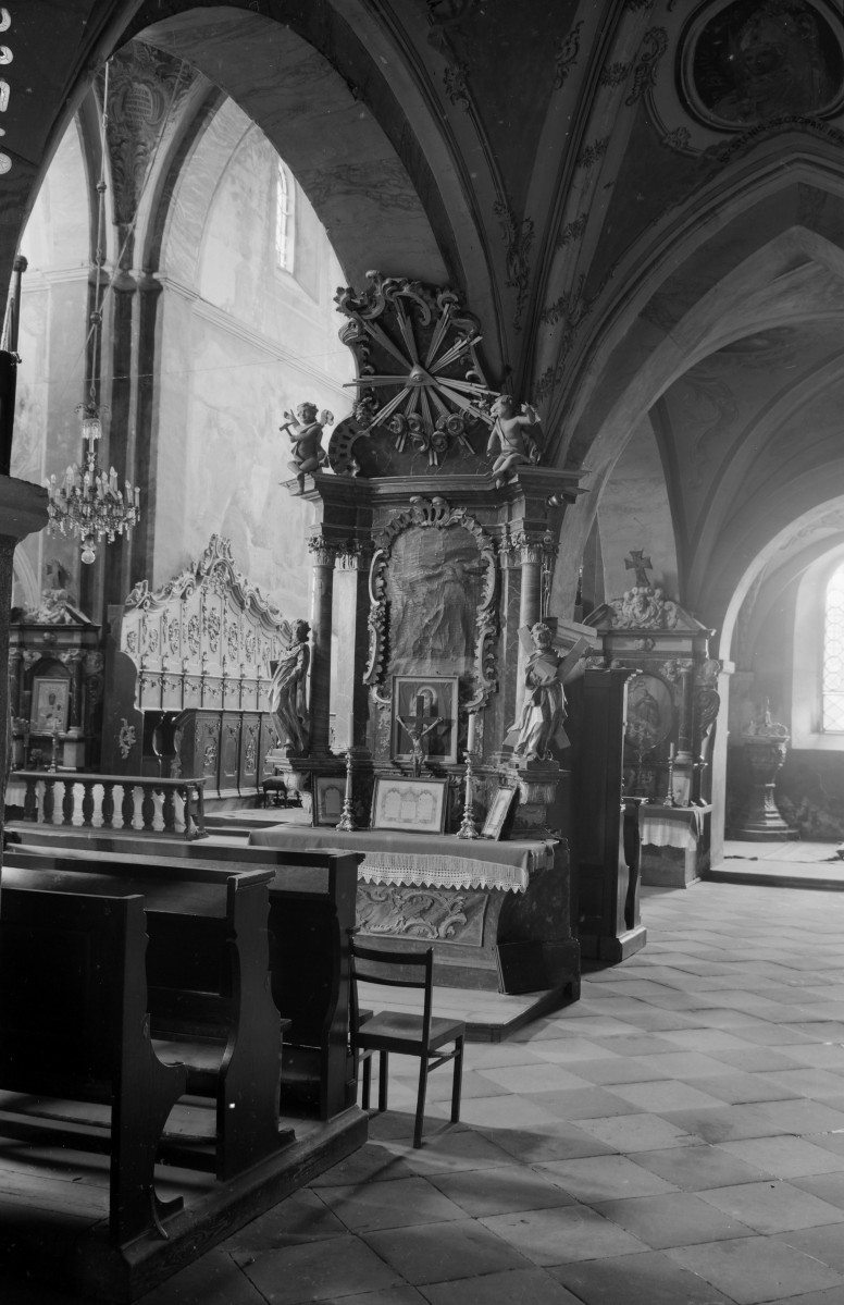 klasztor Cystersów, kościół Św. Floriana - wnętrze, nawa południowa, ołtarze na filarze od nawy głównej, skan 1