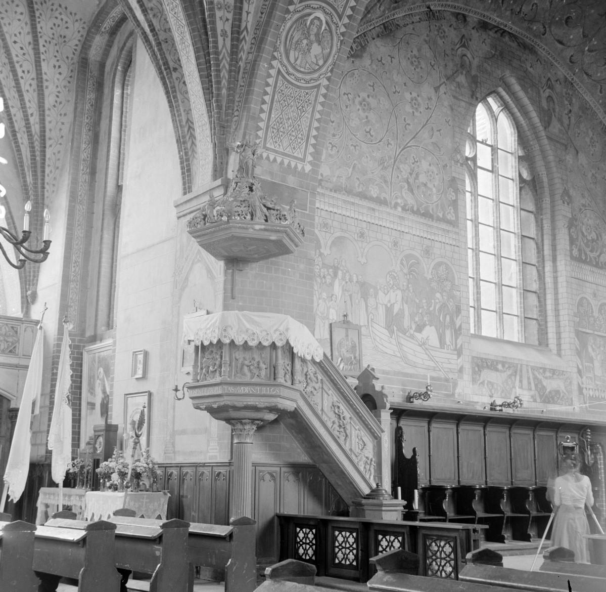 kościół parafialny pw. św. Mikołaja, ob. Narodzenia Najświętszej Marii Panny - wnętrze, ambona, ściana północna, skan 1