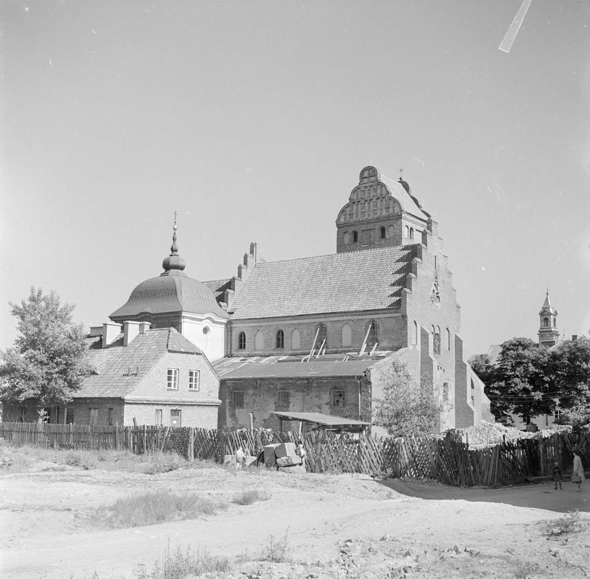 kościół parafialny pw. Nawiedzenia Najświętszej Marii Panny  - elewacja, dzwonnica, skan 1