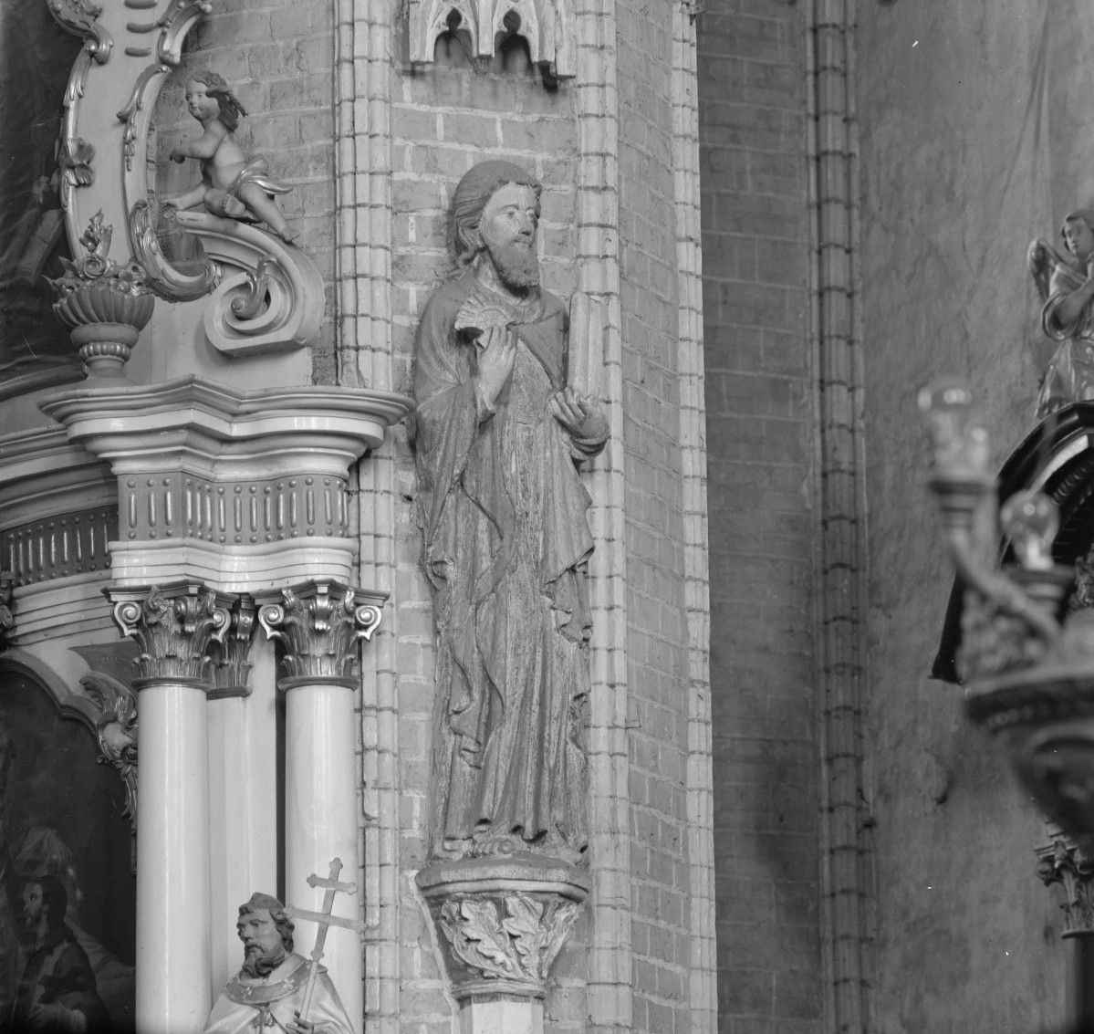 kościół pw. Wniebowzięcia Najświętszej Maryi Panny - wnętrze - rzeźba apostoła z 1325 r., skan 1