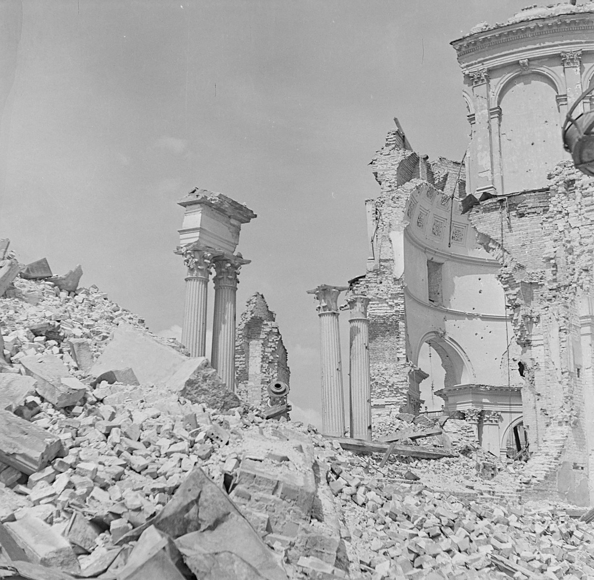 Zniszczony kościół św. Aleksandra. Fragment ruin. Widok na ruinę prezbiterium. Widoczne kolumny., skan 1