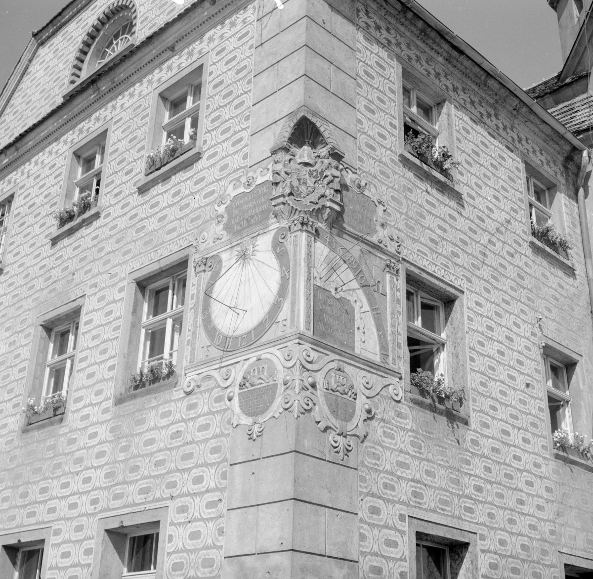 ratusz - elewacja fragment, zegar słoneczny, skan 1