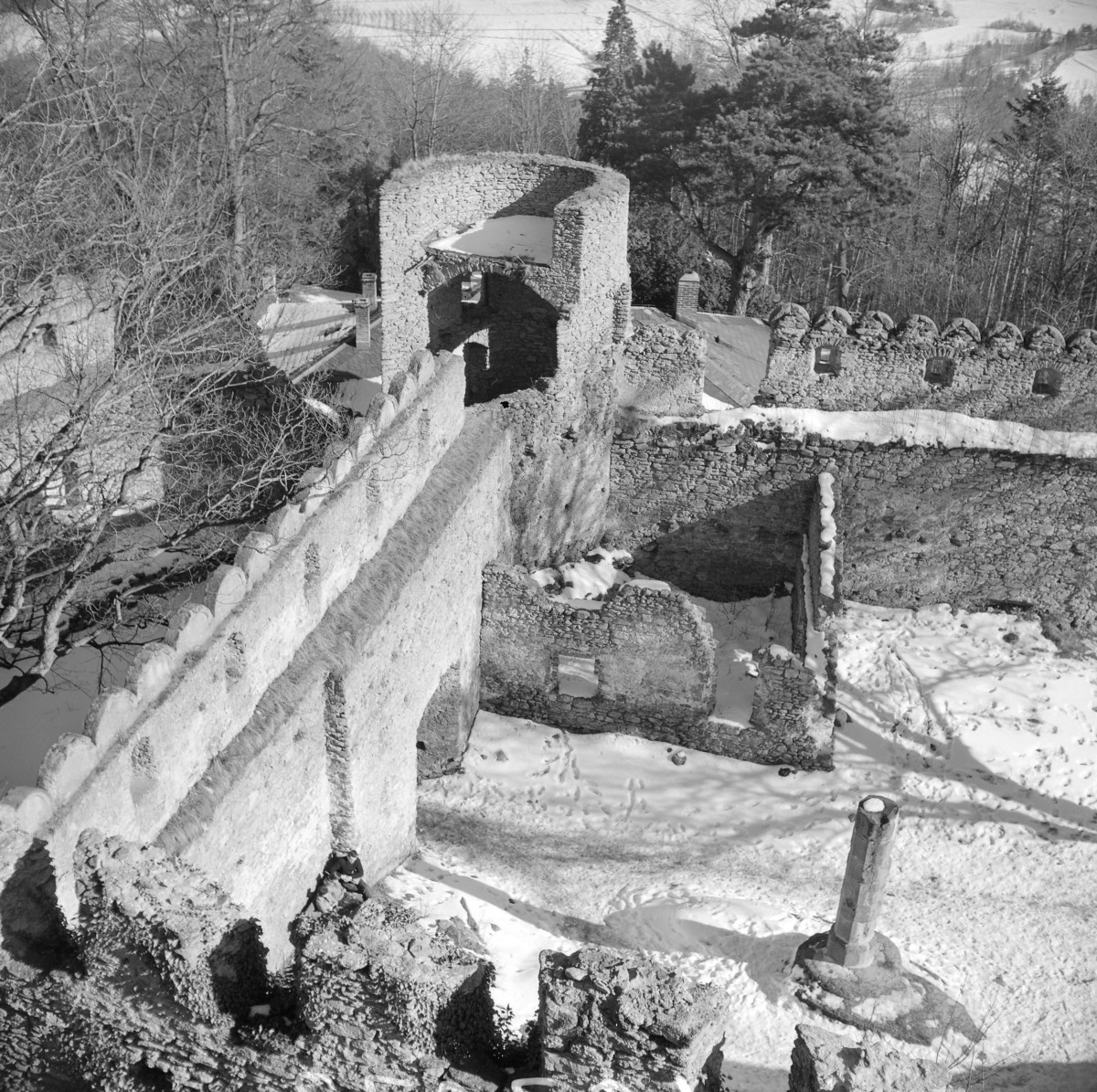 Zamek "Chojnik" - widok z góry na blanki, basztę i dziedziniec., skan 1