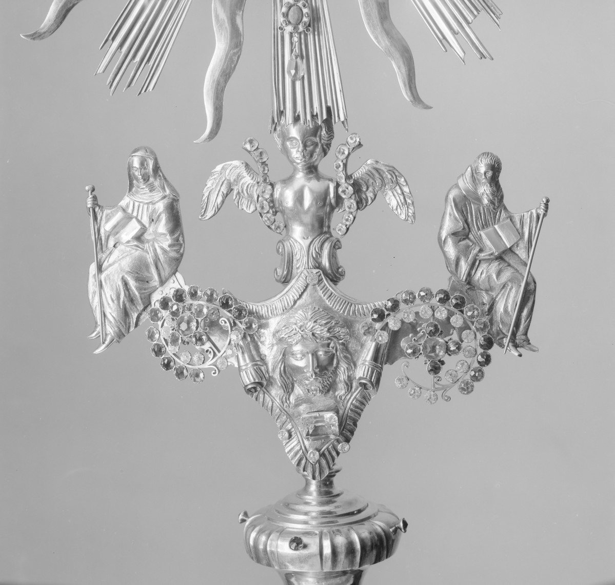 klasztor ss. Miłosierdzia - kościół pw. śś. Jana Chrzciciela i Jana Ewangelisty - zbiory - monstrancja - fragment z XVIII w., skan 1