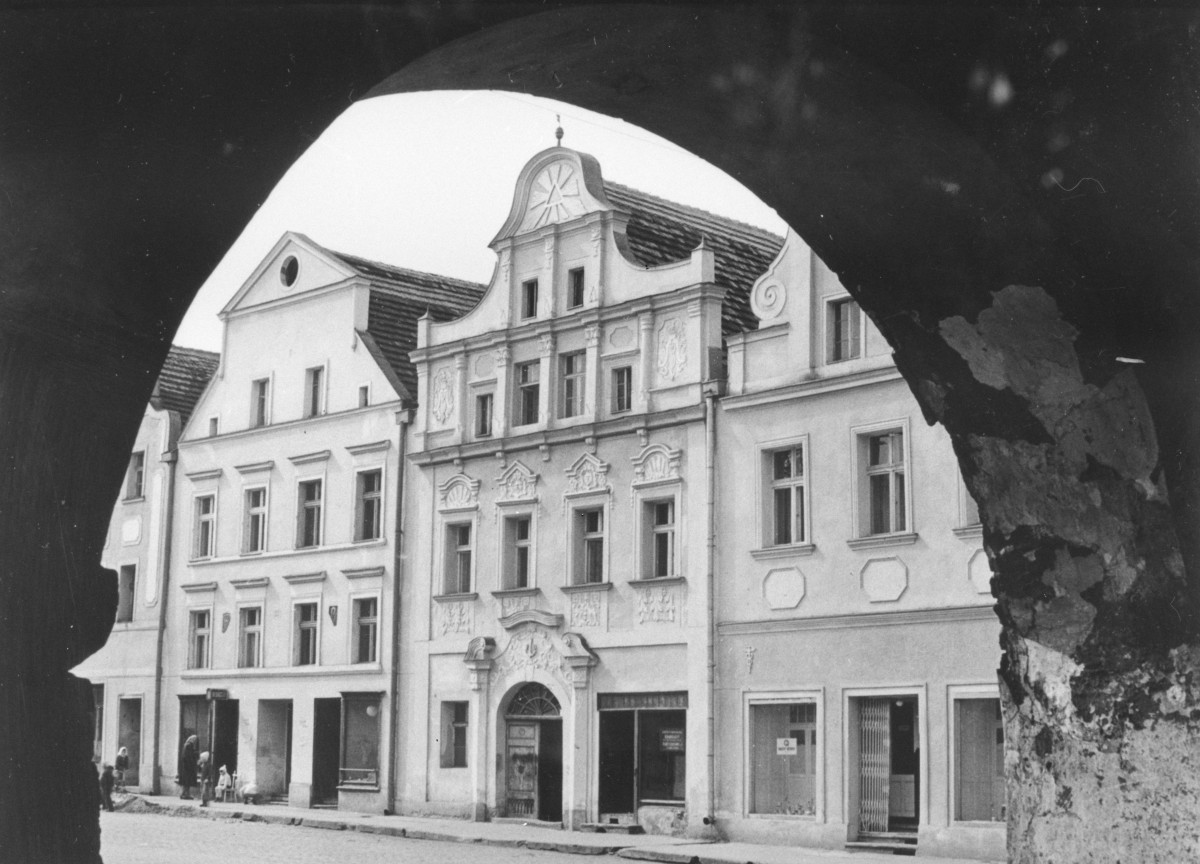 rynek miejski - pierzeja zachodnia - kamienica - fragment, skan 1