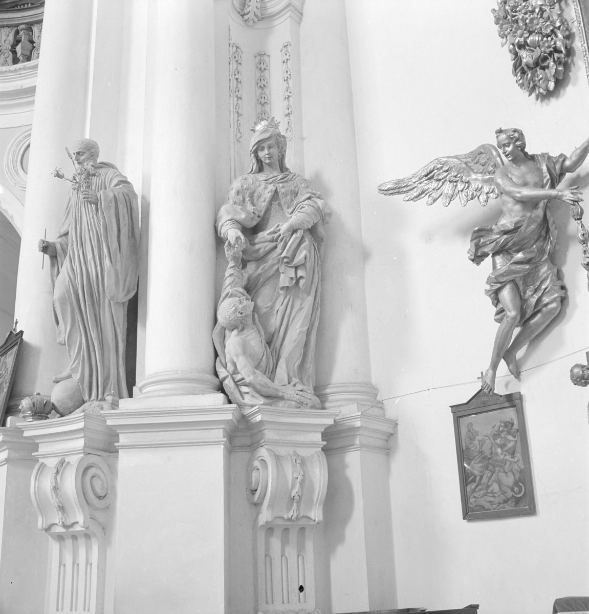 Bazylika św. Jadwigi - wnętrze: figura świętego, skan 1