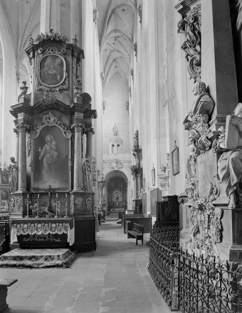 kościół klasztorny augustianów eremitów, ob. parafialny pw. św.św. Wacława, Doroty i Stanisława - wnętrze: nawa boczna, skan 1