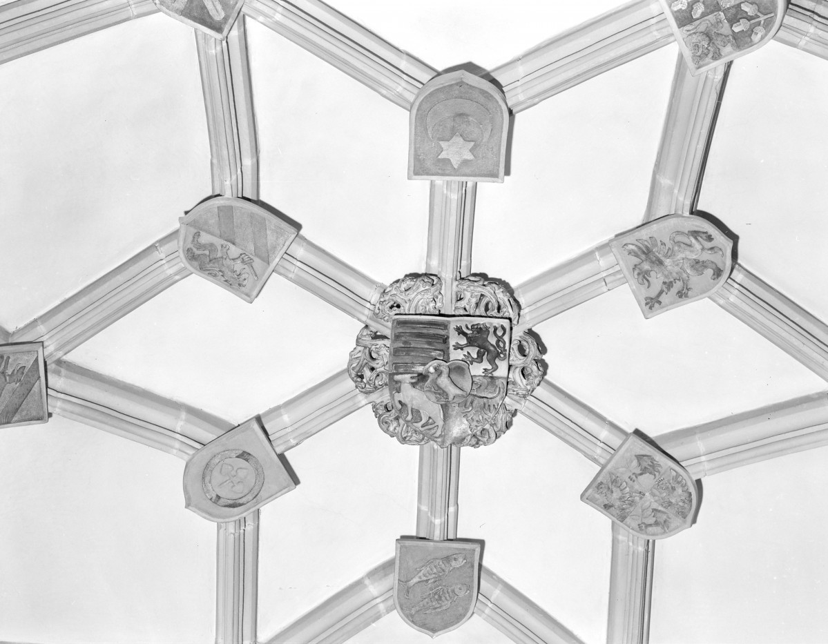 Stary Ratusz - wnętrze: wykusz pd.-wsch. sklepienie z kartuszem, skan 1