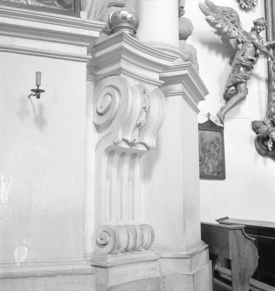 Bazylika mniejsza św. Jadwigi - wnętrze: fragment ściany w prezbiterium, detale architektoniczne, skan 1